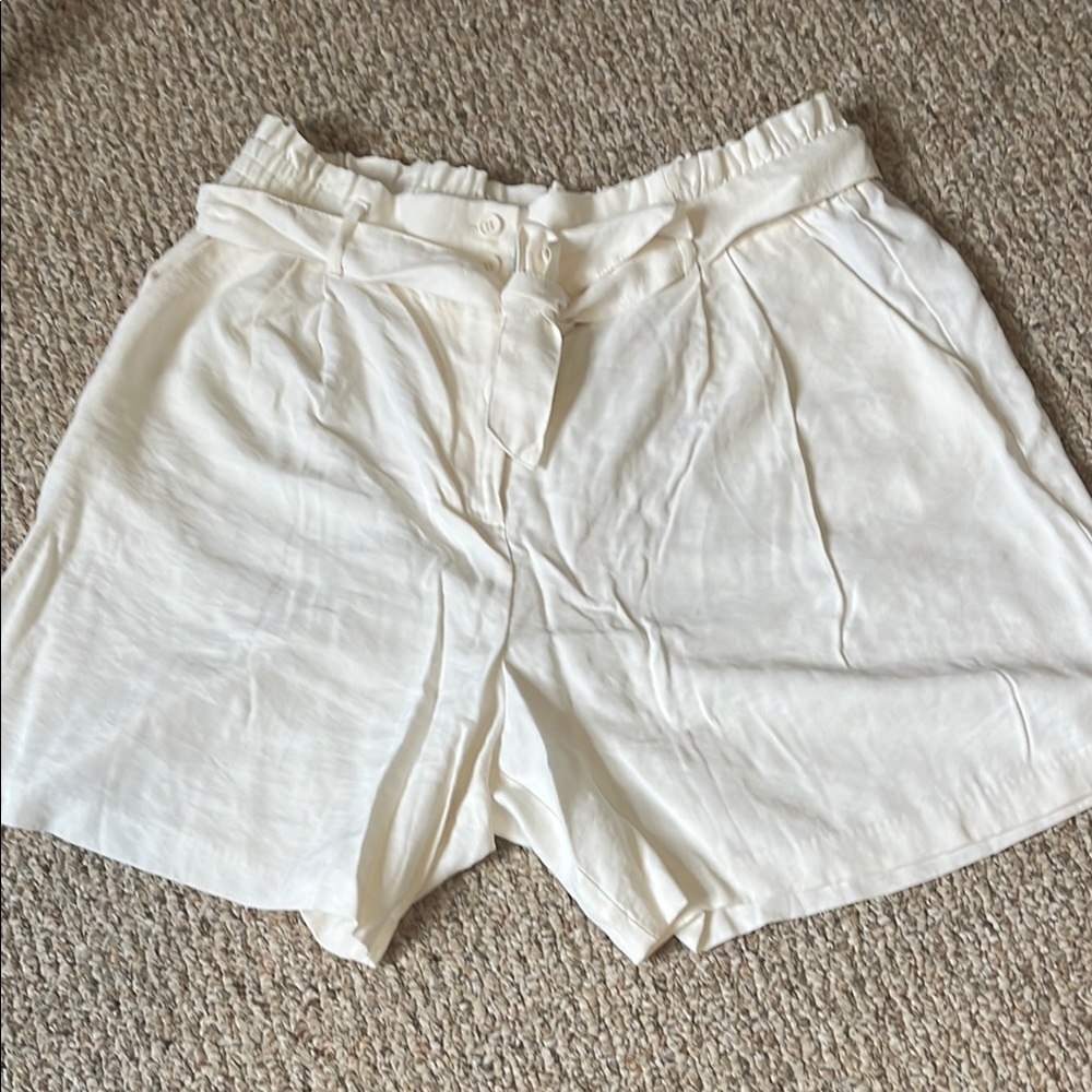 Simply Vera Women's White Pleated Shorts with belt